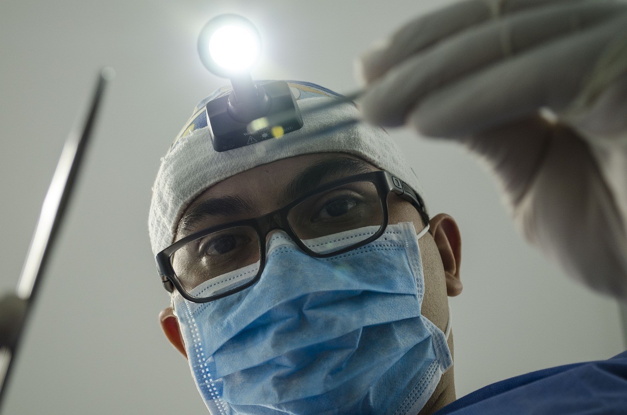 dentist in mask working 